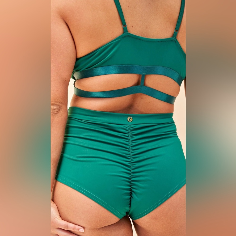 Lunalae luxury pole shorts in emerald green! High-Waist Athletic Shorts! - Picture 2 of 8
